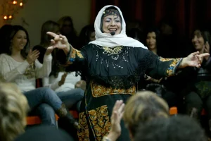 היא מצחיקה את המדינה – והעיתונות רצה לספר